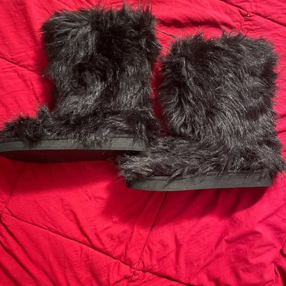Black furry H&M boots